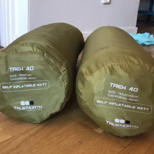 Liggunderlag - Märkesvaror liggunderlag! Self inflatable Matt. Använd en gång och i väldigt bra skick!😊 Köp en för 400, två för 700! Kan skickas mot frakt.