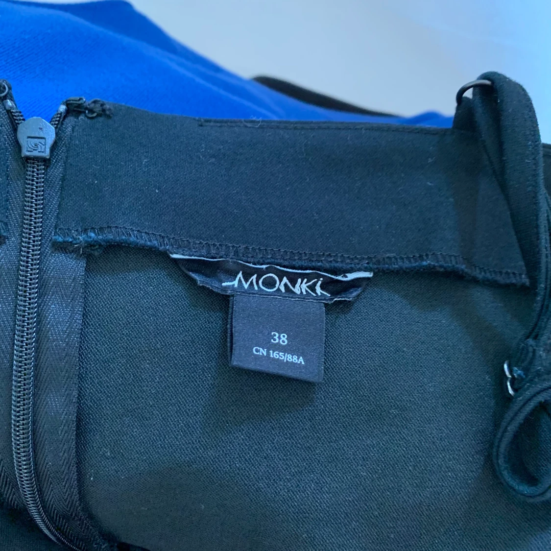 Perfekt kort svart klänning från monki - 91