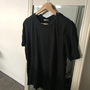 Mörkgrå t-shirt - Mörkgrå/svart t-shirt från Gina tricot i storlek L - söker du efter en mer oversize passform kan tröjan även funka som storlek M. Köpte rätt nyligen och använt få gånger, säljer pågrund av att jag inte använder tröjan längre. Fortfarande i bra skick. Frakt förekommer, men kan mötas i Göteborg. För fler frågor och bilder kontakta mig!