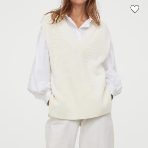 Stickad väst - Säljer denna stickade väst från hm som är slutsåld på hemsidan. Säljer då jag har 2 exemplar av den. Helt oanvänd med prislapp kvar. Buda! Högsta bud: 325+ frakt