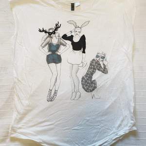 T-shirt med tre kvinnor på, detaljer i sammet.