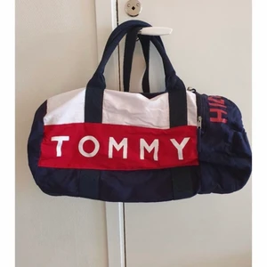Tommy träningsväska retro MED BAND - Finns ej kvar att köpa i butik. Den är fräsch och knappt använd. Vid snabb affär får du den inklusive 72kr frakt! 