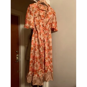 Blommig retro klänning  - Så fin omlott retroklänning 🧡 En favorit som används för sällan