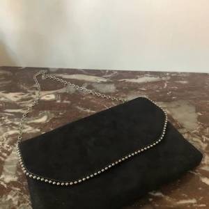 Kuvert handväska - Använd ganska mycket men mycket fin, pytte lite rostig i kedjan.