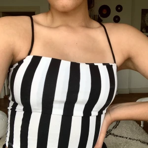 Linne - Jättegulligt linne som är köpt på HM. Den har ett tunt extra tyg vid brösten så man behöver inte ha bh. Den är i storlek S men skulle även funka om du har XS. 