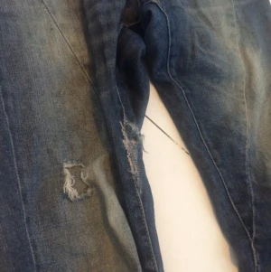  - Pleasejeans i populär modell och slitning. 
Använda men i fint skick förutom lagning på insidan av låret.
Stl XS,passar 27/28 i midjemått.
Nypris: 1599:-

