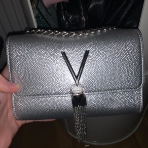 Valentino väska - Jätte fin väska aldrig använd. Pris kan prutas vid smidig affär