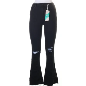 Bootcut jeans - Säljer bootcut jeans med hål i knäna i 2 olika färger (De vita har också hål). Storlek M på båda, 150kr/st men pris kan diskuteras vid snabb affär