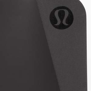 The Reversible Mat från Lululemon, 3 mm. Aldrig använd! Nypris €68.  Fabric: A polyurethane top layer absorbs moisture to help you get a grip during sweaty practices Absorbent Latex People with rubber or latex allergies should avoid contact with this product as it contains natural rubber, and may contain latex