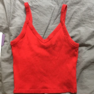 Topp monki - Urgullig röd topp från monki som är lite croppad! Den är i stl S men passar även XS. 