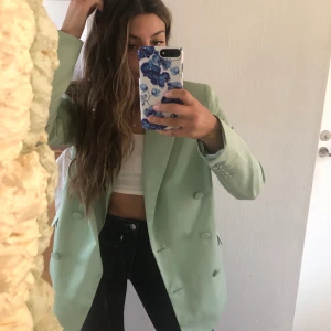 Grön kavaj!!☘️☘️ - Så fin kavaj som jag älskar! Säljer pga att jag tröttnat på den lite. Fint material och går att sprätta slitsen bak. Stl 36👏🏼 Nypris 599:-