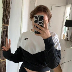 Skitcool Nike sweatshirt - Köpte den förra året i Berlin på Nike butiken men den har tyvärr inte kommit till användning:/   Frakten ligger på 44kr💓           