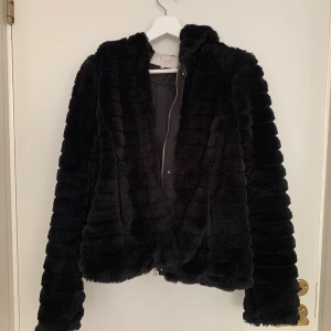 Fuskpäls jacka  - Supermysig svart fuskpäls jacka!🖤