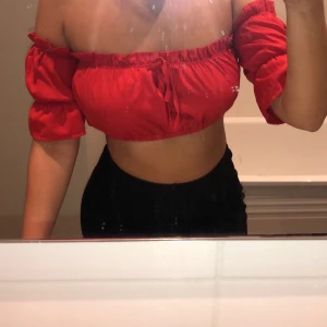 Röd croppad offshoulder tröja - Tröjan är i Onesize, skulle säga att den passar upp till M då den blev lite tight för mig när jag gick över M. Beror även på storlek på byst men väldigt strechig runt armarna. 