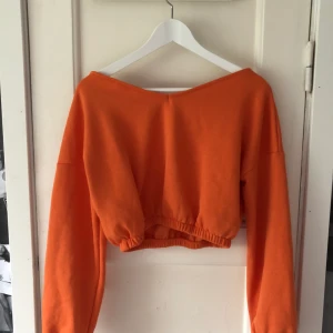 Croppad tröja - Snygg croppad tröja, säljer för det är inte riktigt min stil          Aldrig använd