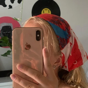 Sjal/bandana  - Supersnygg ”sjal” som exempelvis kan bäras som på bilderna. Snyggt mönster och nästan oanvänd. 