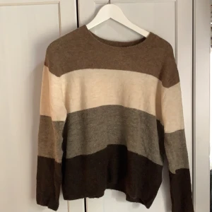 Stickad tröja  - Stickad tröja från H&M, storlek; S, använd fåtalsgånger. Säljes nytvättad. Kan skickas mot kostnad📦