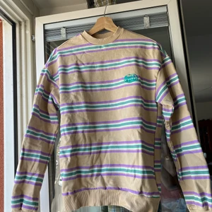 Populär tröja från Junkyard - Finns ej kvar på hemsidan längre. Endast testad, som ny! Unisex! Storlek: XS men passar nog en S också. Ledande bud: 170 kr plus 66 kr frakt 