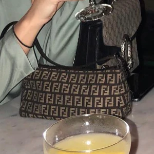 Fendi väska baguett - Jättefin fendiväska i modellen baguette. Köpt för 1 år sedan.