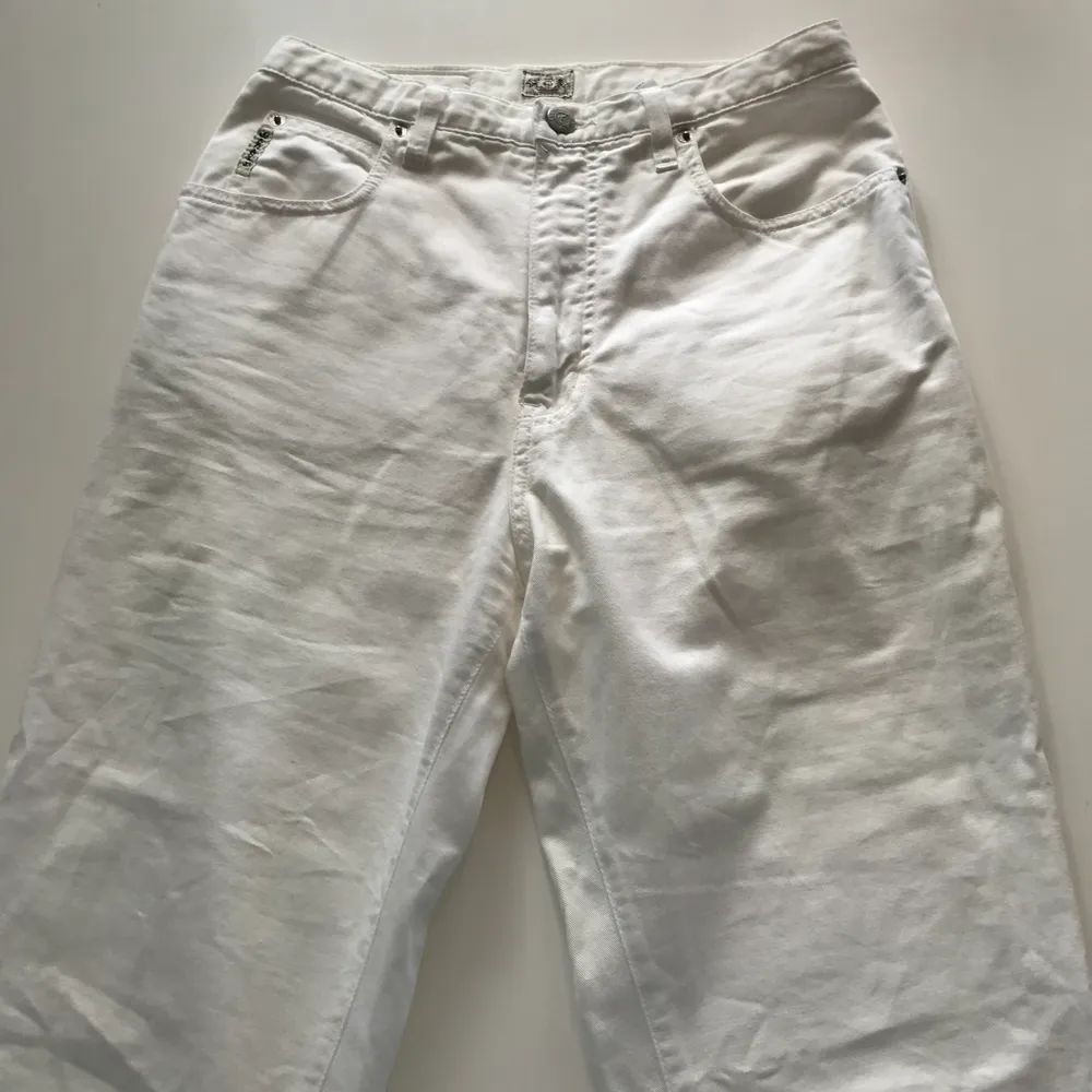 Super snygga jeans från Armani, tyvärr inte kunnat använda dom eftersom att dom är lite för små på mig. Originalpriset är 1799kr. Priset kan såklart diskuteras och frakten ingår i priset! 🥰🥰. Jeans & Byxor.