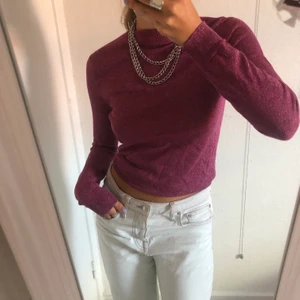 Glittrig långärmad tröja - En as häftig lika/rosa långärmad tröja med lite krage som jag vikt in på mina bilder!