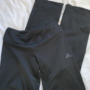 adidas gym pants  - träningsbyxor ifrån adidas storlek S, använda 2 gånger. inte helt raka byxor utan lite bootcut. material som vanliga träningskläder 