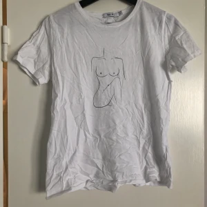 Fin vit T-shirt med tryck - Fin vit T-shirt från nakd. Nyskick. Dock ostruken på bilden men knappt använd.