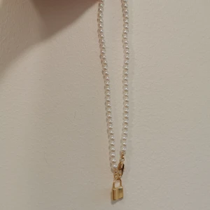 Halsband  - Halsband med pärlor och hänglås 💞 30kr