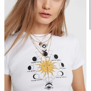 Topp från Urban Outfitters - Baby tee från Urban outfitters med månar, nypris 150kr, aldrig använd. Storlek XS. Skriv till mig om du har några frågor eller vill ha mer detaljerade bilder. :)