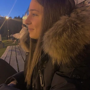 Jacka hollies - Säljer min hollies jacka som jag köpte förra året. Inga skador, precis som ny. Snålt använd eftersom jag hade en annan jag använde mer. Ny pris 4999kr