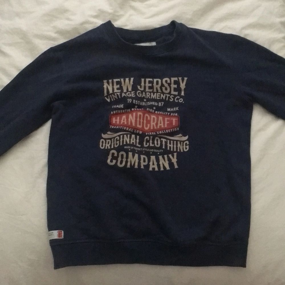 Väldigt fin mörkblå New Jersey Sweatshirt. Frakt kostnaden ligger på 63kr☺️. Huvtröjor & Träningströjor.