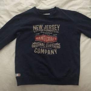 Väldigt fin mörkblå New Jersey Sweatshirt. Frakt kostnaden ligger på 63kr☺️