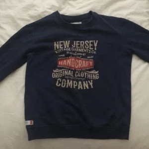 New jersey sweatshirt - Väldigt fin mörkblå New Jersey Sweatshirt. Frakt kostnaden ligger på 63kr☺️
