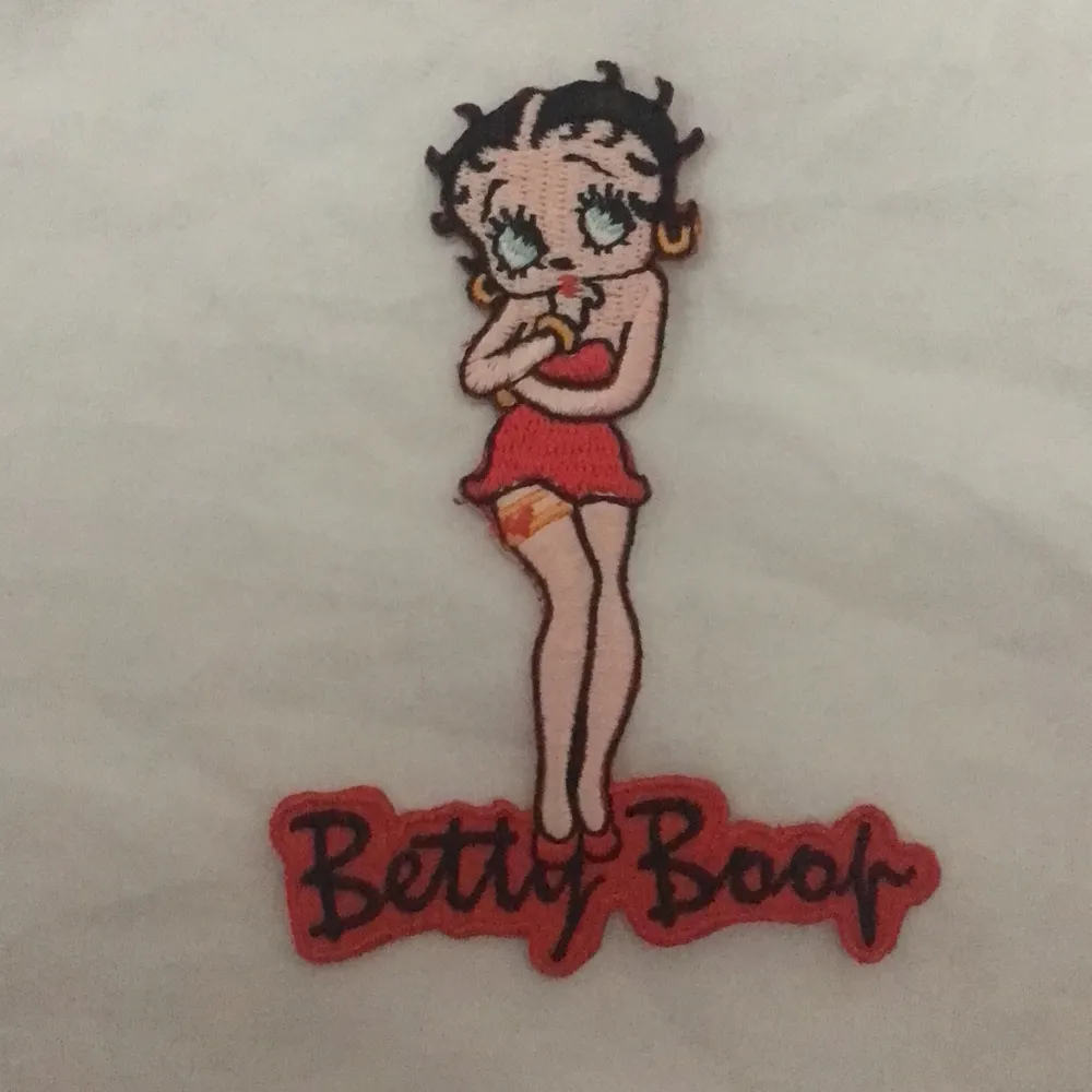 Gullig Betty Book patch som man kan sätta på kläderna😍 frakten ligger runt 33kr. Accessoarer.