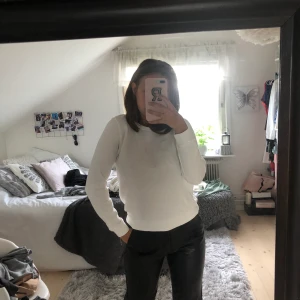 Gant tjocktröja - En vit tröja från gant med ett ull imiterat tryck på framsidan, köparen står för frakt❤️❤️