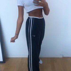 Nike trackpants - Skitsnygga mörkblåa Nike trackpants💙 passar en xs/s, går att justera i midjan! Som nya✨✨😇
