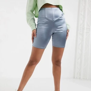 Cykelbyxor nya  - Helt nya. Obruten förpackning!! Hög midja. Passar 34-36 Elastiskt resårband i midjan Figurnära passform, regular fit runt midjan.   Nypris ca 400 💕 FRI FRAKT 