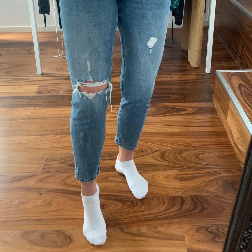 Blåa Zara jeans som sitter jätte bra på. Lite för korta för mig dock. 100 + frakt. Jeans & Byxor.