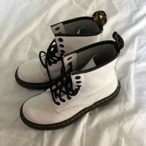 VITA DR.MARTENS - Säljet ett par vita dr.martens i storlek 37!! Lite slitage men fortfarande riktigt snygga😍
