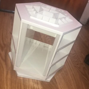 Sminkförvaring - Sminkförvaring som också går bra med andra produkter då det finns höga och små/stora ställen att lägga saker i.