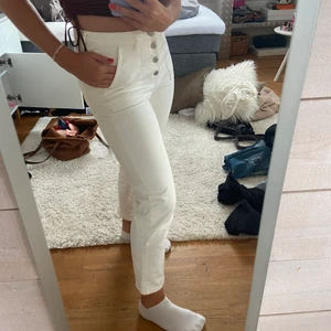 Raka vita jeans - Vita raka jeans från denim 1953. Bara använda fåtal gånger, pris kan diskuteras