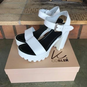 Vita klackskor - Använda 1 gång, fint skick! 📍Finns i Norrköping 📦Köparen står för frakt 💸Betalning sker via swish!