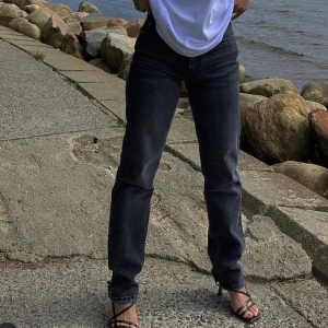 Nicki studios gina jeans - Säljer dessa jeans från nicki studios kollektion med gina, köpte 38 och 36 men råka ta bort lappen på 36 som tyvärr är lite för små för mig. Skit snygga jeans sitter lite pösigt nere vid benen. Helt oanvända såklart, precis köpta!💕buda