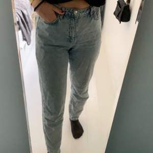 Jättefina ljusblåa jeans från Gina, säljer för att jag ej får användning för  dom... vädligt gott skick med tanke på att jag ej har använd dom så mycket! 💕