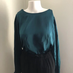 Grön blus  - Grön blus i storlek S. Inköpt från Ellos. Sparsamt använd. 