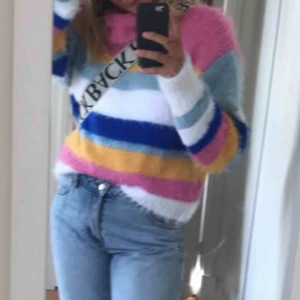  - Snygg tjocktröja men som tyvärr inte passar  min stil längre. 