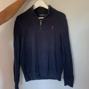 Ralp Lauren zipsweater - Min kille säljer denna snygga och mysiga sweater med dragkedja i halsen. Perfekt nu till hösten och vintern!💕  Storlek S. Pris 200kr + frakt men priset är diskuterbart vid snabb affär! Tvättas och stryks alltid innan frakt.