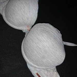 Grå bh - Aldrig använd, grå med spetts och liten detalj!