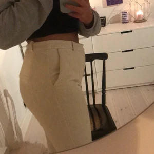 Vit/beigea Manchester byxor  - Vit/beigea Manchester byxor från bikbok i strl XL. Använda ett fåtal gånger. Köpare står för frakt.
