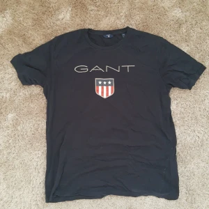 Gant t-shirt marinblå - Använd en gång. I storlek S/176cm. Tar Swish. 